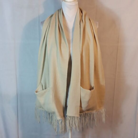 Winter Fringe Scarf w/ Pockets - Picture 1 of 4